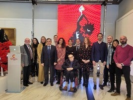 Autoridades posan con el cartel y la cartelista.