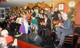 Actuación de la peña flamenca Los Romeros en el certamen de villancicos.