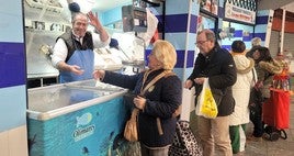 Manuel García y Patro Olmeda, el pasado jueves en la pescadería de la plaza.