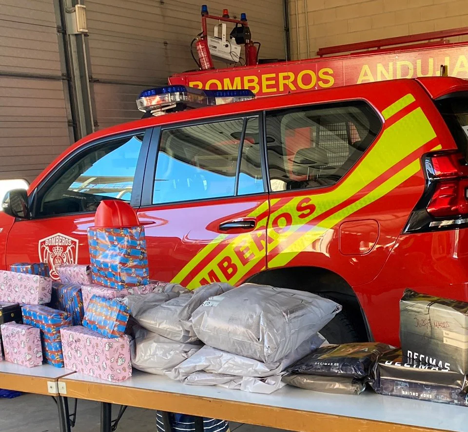 Los bomberos se vuelcan en actos solidarios con los más pequeños de la zona 