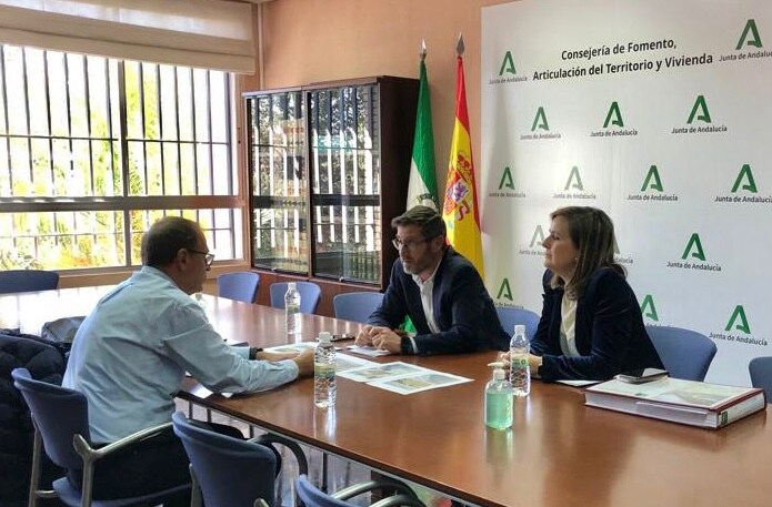 Reunión entre el delegado de Fomento y el alcalde de Villanueva de la Reina para abordar temas de actualidad en el municipio 