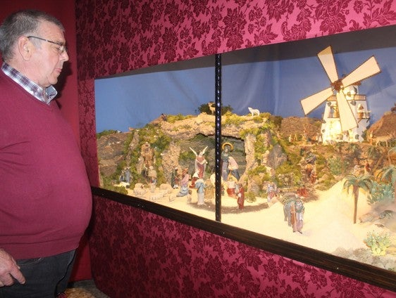 Miguel contempla las novedades de su belén.
