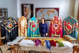 María José Sánchez posa con sus diseños.