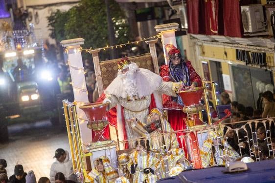 Comitiva del rey Melchor a su paso por el centro en la cabalgata del pasado viernes.