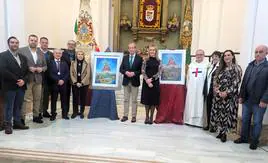 El alcalde, ediles y responsables de la Matriz y la Orden Trinitaria posan junto al autor y sus obras.