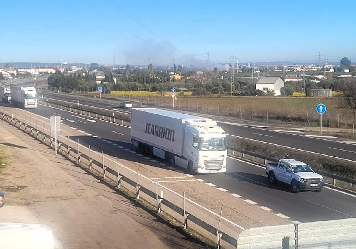 Paso de camiiones y coches por la autovía, a la altura de Andújar.