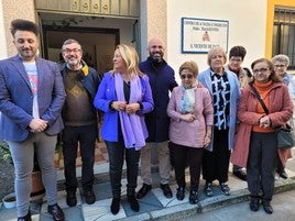 Ángela Hidalgo con los responsables del Hogar San Vicente de Paúl.