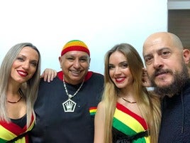 Sandra Almeida, segunda a la derecha, junto con King África.