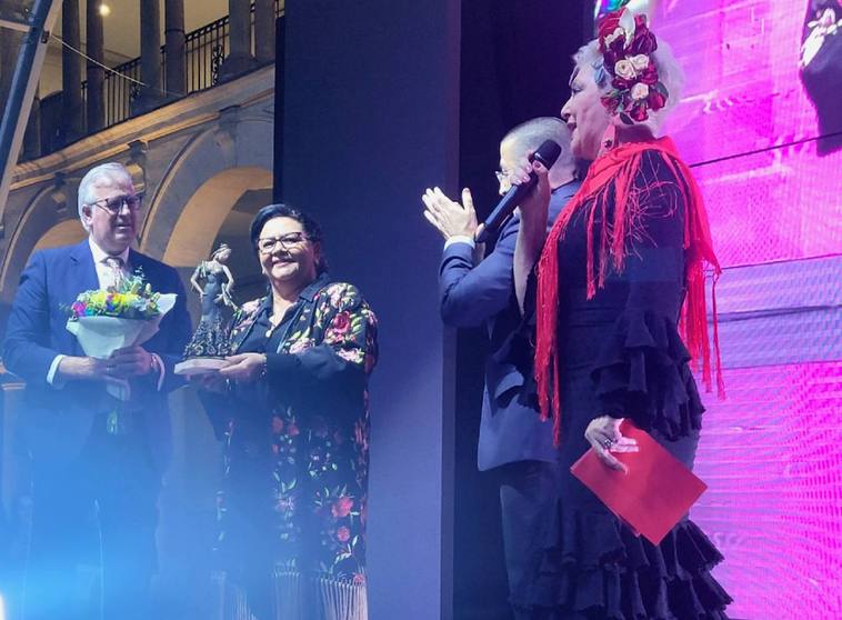 Lleno total de Andújar Flamenca para recibir a María del Monte, premio Andújar Flamenca Glamour 2024