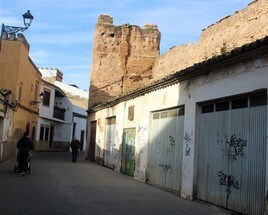 Cocheras adosadas a las murallas árabes.