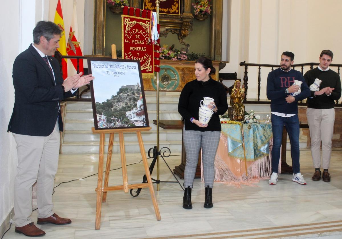 Ángel Soto y Ana Cano posan con la foto ganadora, junto al resto de premiados.