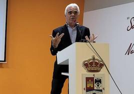 José Luis Criado se dirige de a los asistentes, ante a mirada del alcalde y Mª José Fuentes.