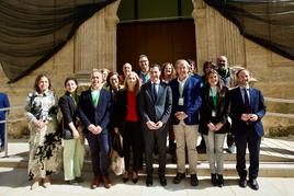 Juanma Moreno, Patricia del Pozo, parlamentarios y miembros de la expedición andujareña.