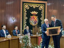 El alcalde, Juan Latorre ha hecho entrega de este título.