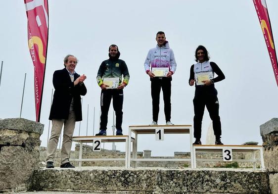 El alcalde, Paco Carmona, en la entrega de premios a los ganadores de la prueba pedestre.