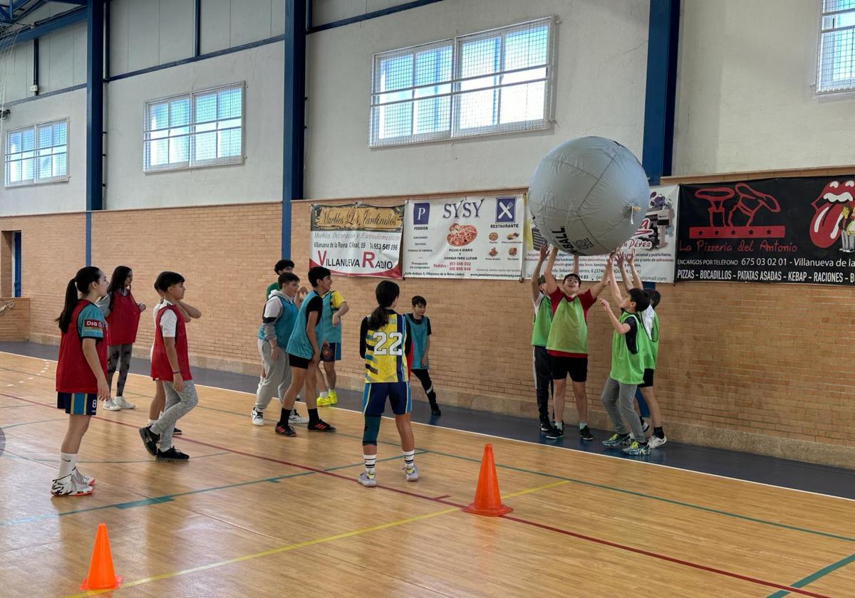 Jóvenes de la zina en las actividades lúdicas.
