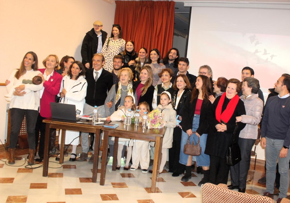 Consuelo, acompañada de sus familiares, al lado de sus bisnietas en la presentación.