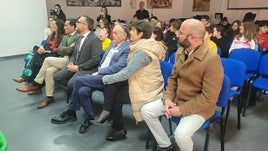 Los responsables de la Junta con ediles de la Corporación Municipal y el director del centro.