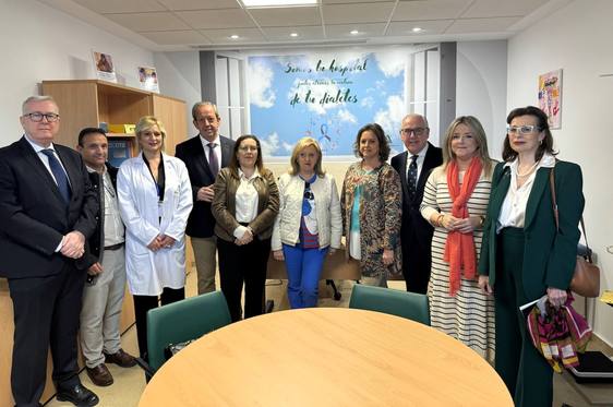 Catalina García jinto a responsables políticos y sanitarios, esta mañana en el hospital.