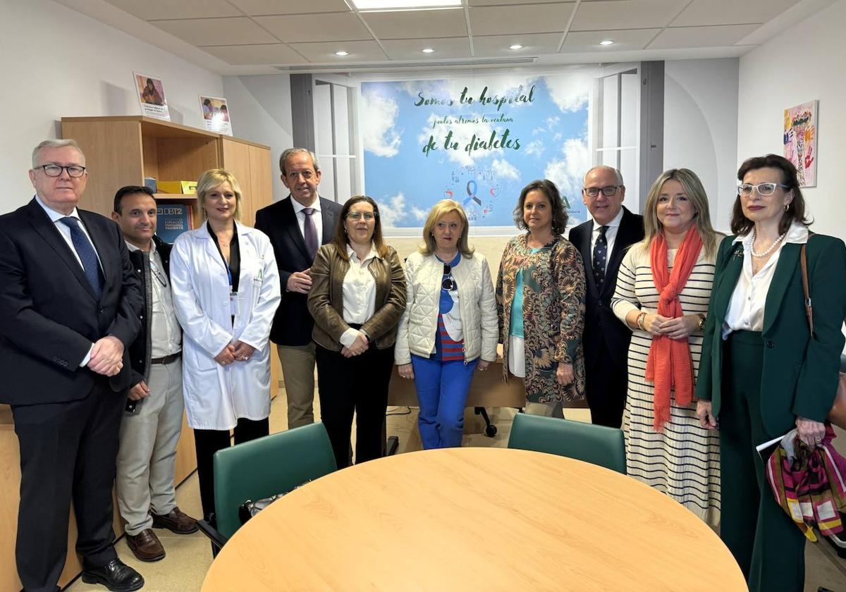 Catalina García jinto a responsables políticos y sanitarios, esta mañana en el hospital.