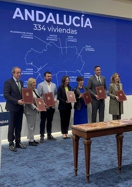 Paco Carmona, primero a la izquierda con la consejera, la ministra y e resto de representantes de municipios benefiados.