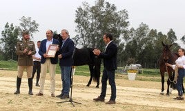 Acto de reconomiento a Melchor Baena por parte del alcalde Félix Caler.