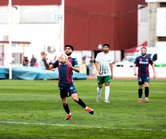 El centrocampista Diego Lloris controla el balón con el pecho en el choque ante el Cantoria.