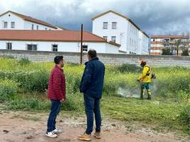 Rodríguez inspecciona los trabajos.