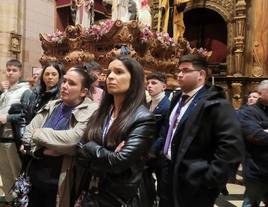 Penitentes de la Hermandad de la Paciencia, oran ante las imágenes.