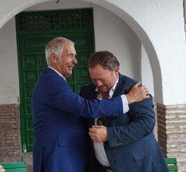 Carlos Pulido, presidente de la Garrocha de Sierra Morena, abraza al responsable de la cofradía, Juan Félix.