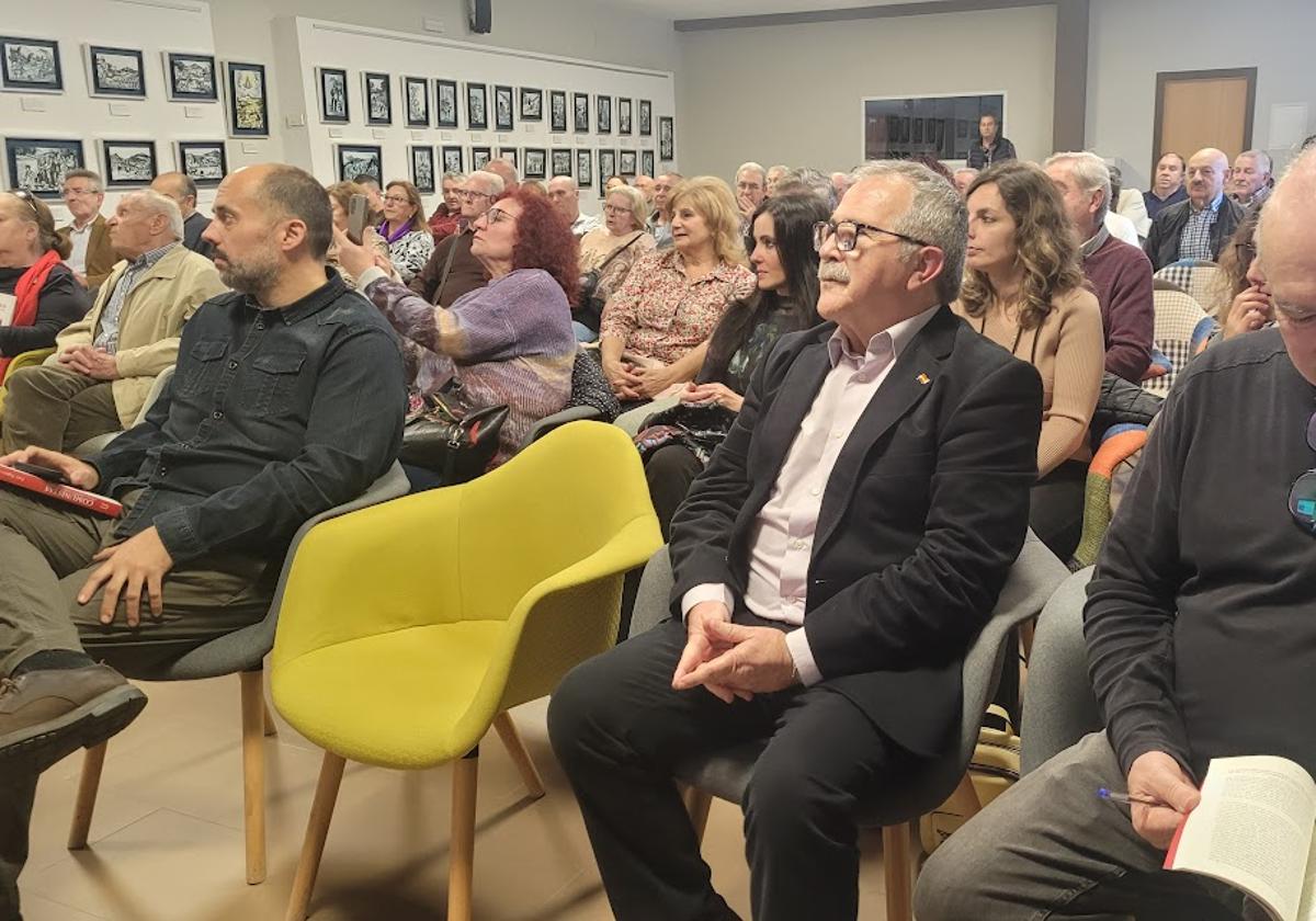 Luis Segura, en primer término, en la presentación del libro.