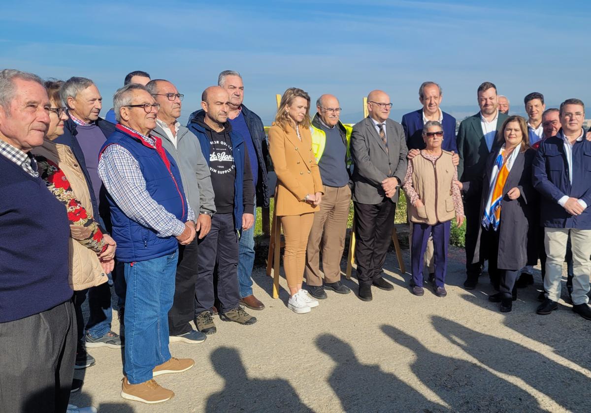 Vecinos con las autoridades esta mañana en la presentación de los trabajos.