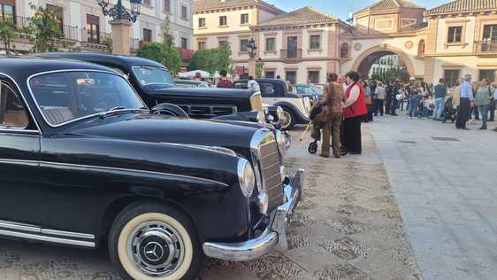 Coches de época apostados en la Plaza de España.