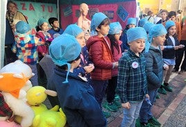 Recreación de las vacunas en el patio exterior del Palacio de los Niños de Don Gome.