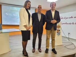 José Luis Criado, entre María José Fuentes, edil de Tradiciones Populares, y el alcalde, Paco Carmona el día de la presentación del pregonero.