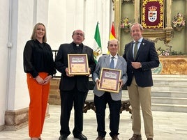 Pedro Montesinos y José Carlos de Torres con el alcalde y María José Fuentes.