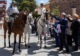 Jinetes y amazonas reciben la bendición.
