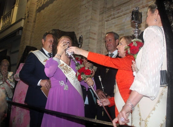 Isabel Barrios ya ejerce como nueva hermana mayor de la Cofradía Matriz