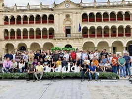 Los participantes posan en la Plaza de España.