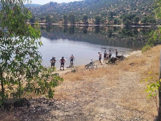 UN GRUPO DE CICLISTAS SE APRESTAN A DARSE UN BAÑO EN LA AGUAS EL ENCINAREJO EL PASADO DÍA 26 DE MAYO.