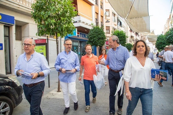Paseo electoral del representantes del Partido Popular por las calles de la ciudad.