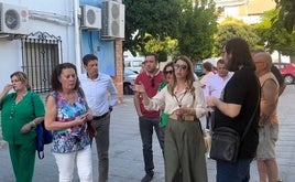 Concejales socialistas en su visita a la calle.
