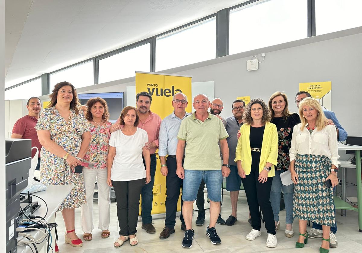 ESTRELLA CON EL ALCALDE, Y LOS RESPONSABLES DEL CENTRO.