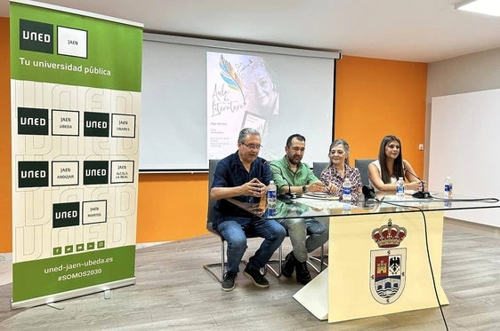 Olga Merino fascina en Andújar con la explicación de su novela 'La Forastera'