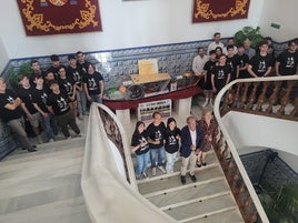 El equipo posa junto al vehículo en las escaleras del Consistorio.