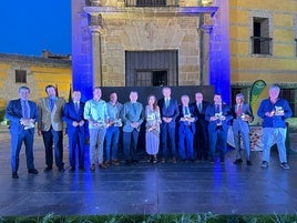 Los premiados posan con las autoridades.