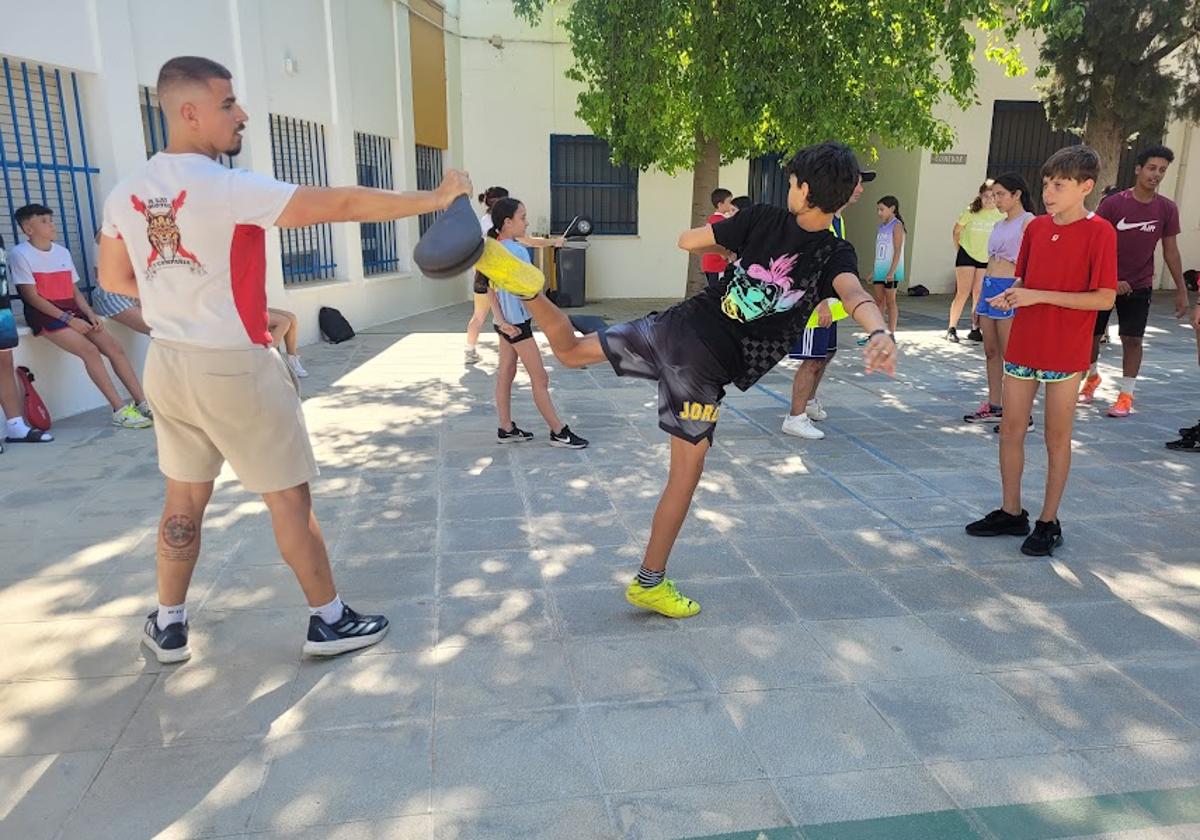 Clases de taekwondo ​ en el campamento.