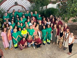ANa Mata y los ediles con el profesorado y alumnado de ambas disciplinas ayer en el patio del Centro de Formación San José.