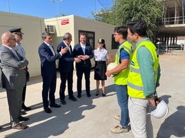 Pedro Fernández, con el alcalde, el subdelegado, mandos policiales y responsables de la empresa encargada de los trabajos.