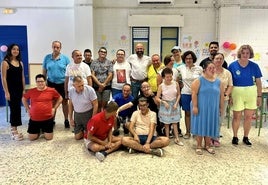 Manuel Mezquita con las personas participantes.